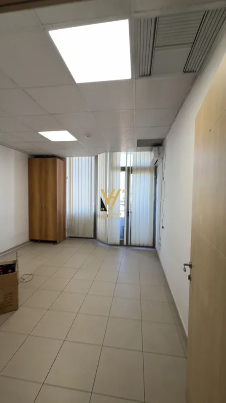 Tirane, jepet me qera ambjent biznesi Kati 4, 200 m² 3.000 € (SHESHI WILLSON)