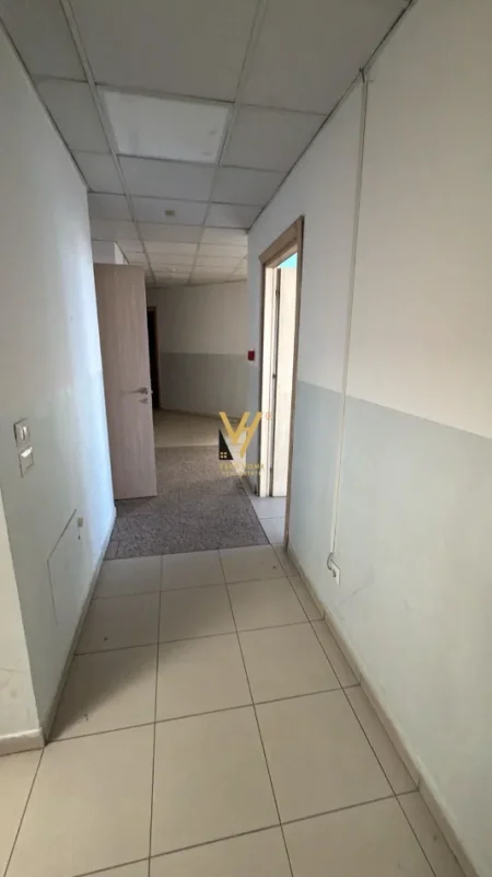 Tirane, jepet me qera ambjent biznesi Kati 4, 200 m² 3.000 € (SHESHI WILLSON)