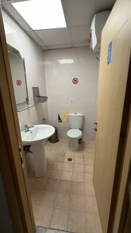 Tirane, jepet me qera ambjent biznesi Kati 4, 200 m² 3.000 € (SHESHI WILLSON)