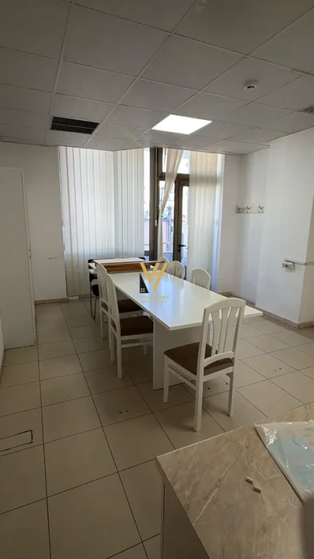 Tirane, jepet me qera ambjent biznesi Kati 4, 200 m² 3.000 € (SHESHI WILLSON)