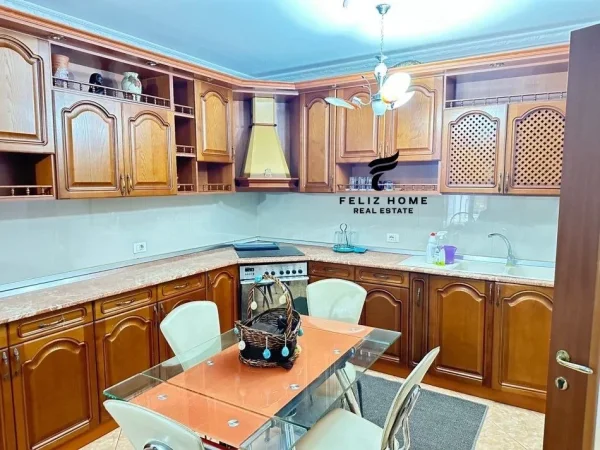 Tirane, jepet me qera apartament 2+1 Kati 3, 155 m² 700 € (ZOGU I ZI)