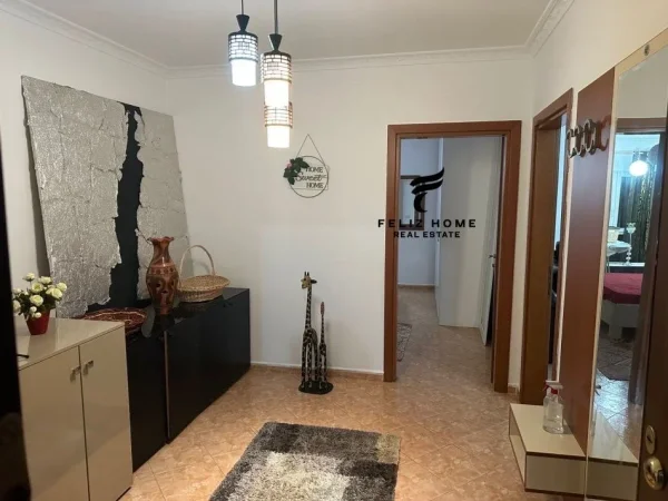 Tirane, jepet me qera apartament 2+1 Kati 3, 155 m² 700 € (ZOGU I ZI)