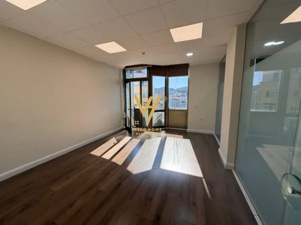 Tirane, jepet me qera ambjent biznesi Kati 7, 100 m² 1.800 € (SHESHI WILLSON)