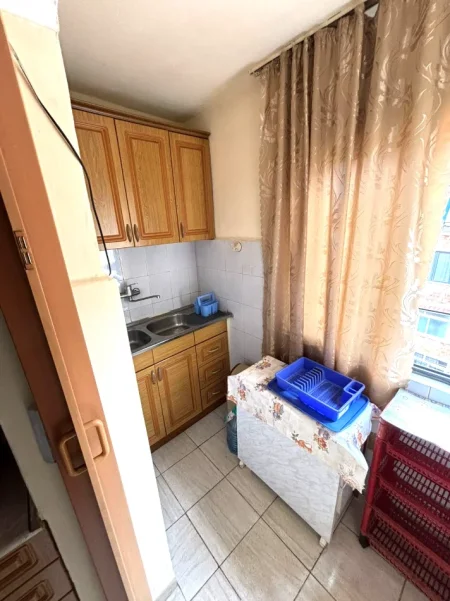 🏠 Shitet Apartamenti 1+1 ne Qender, ne Ali Demi kati i 5 pa ashensor