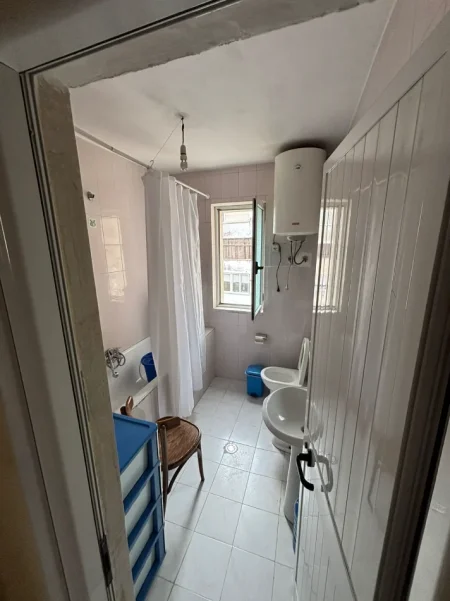 🏠 Shitet Apartamenti 1+1 ne Qender, ne Ali Demi kati i 5 pa ashensor