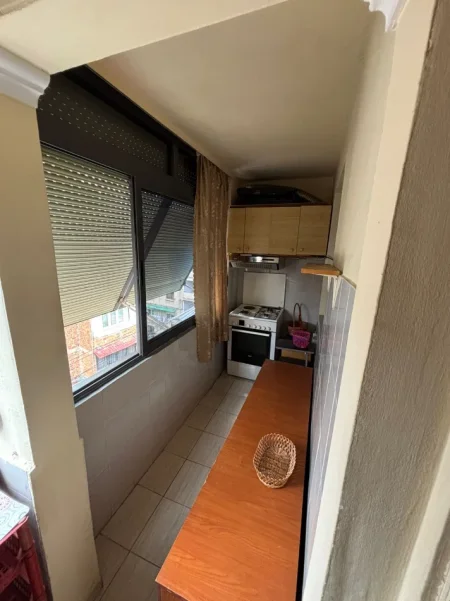 🏠 Shitet Apartamenti 1+1 ne Qender, ne Ali Demi kati i 5 pa ashensor