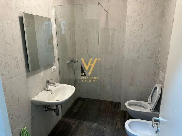 Tirane, jepet me qera zyre Kati 6, 107 m² 750 € (JORDAN MISJA)