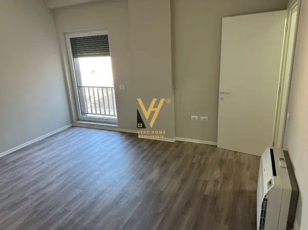 Tirane, jepet me qera zyre Kati 6, 107 m² 750 € (JORDAN MISJA)