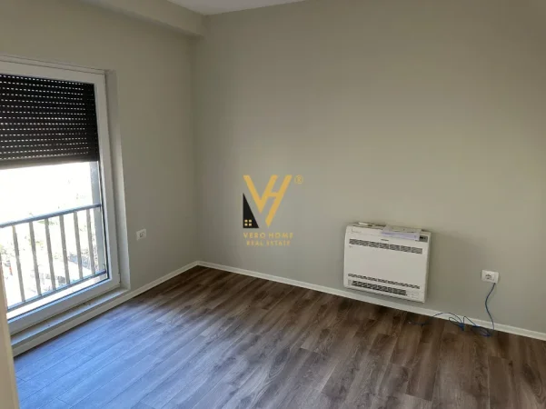 Tirane, jepet me qera zyre Kati 6, 107 m² 750 € (JORDAN MISJA)