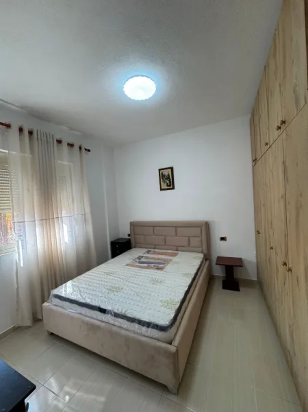 Tirane, jepet me qera apartament 1+1+Ballkon Kati 2, 60 m² 400 € (JORDAN MISJA)