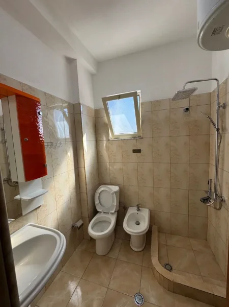 Tirane, jepet me qera apartament 1+1+Ballkon Kati 2, 60 m² 400 € (JORDAN MISJA)