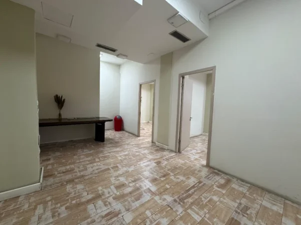 Tirane, jepet me qera zyre Kati 2, 200 m² 300.000 € (SELVIA)