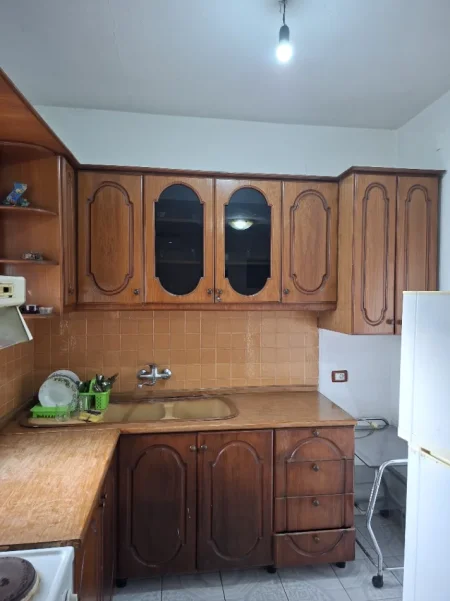 Tirane, jepet me qera Vile 1+1 Kati 1, 56 m² (Rruga Jordan Misja)