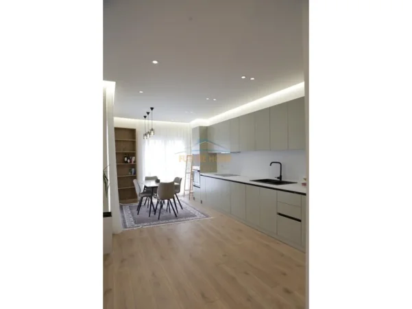 Tirane, jepet me qera apartament 2+1 Kati 4, 119 m² 1.200 € (Zogu i Zi)