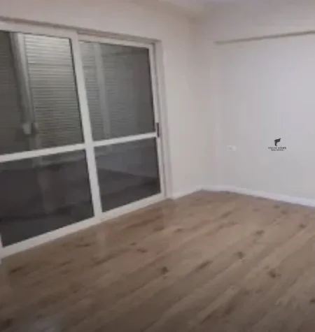 Tirane, jepet me qera zyre Kati 2, 80 m² 900 € (QENDER)