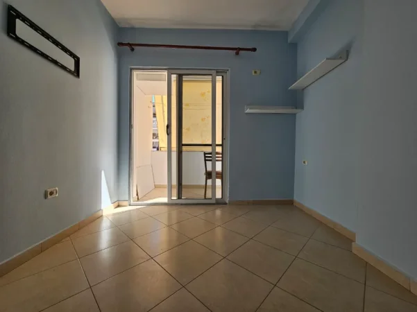 Tirane, jepet me qera apartament 2+1+Ballkon Kati 5, 90 m² 550 € (Rruga 4 Deshmoret)