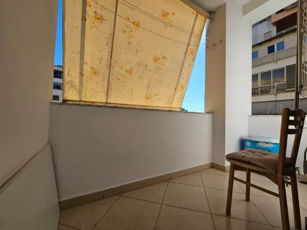 Tirane, jepet me qera apartament 2+1+Ballkon Kati 5, 90 m² 550 € (Rruga 4 Deshmoret)