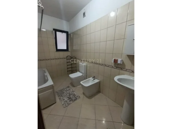 Tirane, jepet me qera apartament 3+1+Ballkon Kati 4, 126 m² 900 € (komuna e parisit)