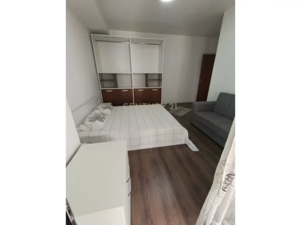 Tirane, jepet me qera apartament 3+1+Ballkon Kati 4, 126 m² 900 € (komuna e parisit)