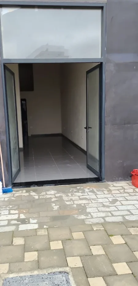 Tirane, jepet me qera zyre Kati 0, 32 m² 500 € (Astir)