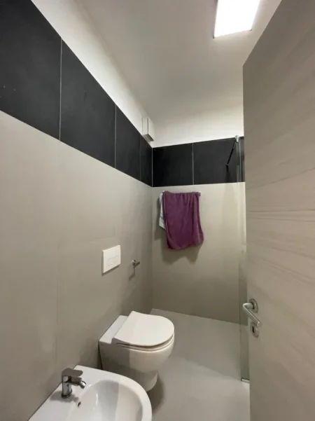 Tirane, jepet me qera apartament 2+1 Kati 3, 95 m² 700 € (Unaza e Re)