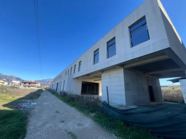 Tirane, jepet me qera magazine Kati 2, 1.695 m² 8.000 € (Bulevardi Blu)