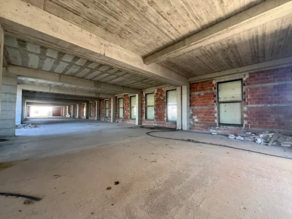 Tirane, jepet me qera magazine Kati 2, 1.695 m² 8.000 € (Bulevardi Blu)