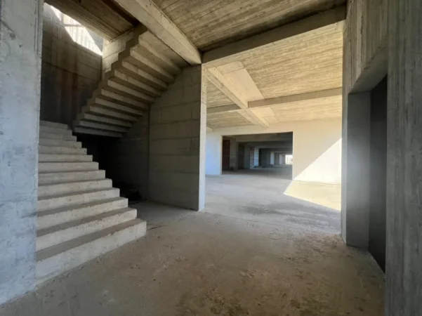 Tirane, jepet me qera magazine Kati 2, 1.695 m² 8.000 € (Bulevardi Blu)