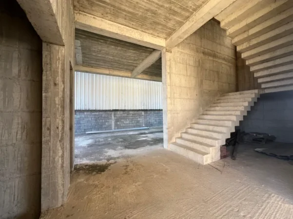 Tirane, jepet me qera magazine Kati 2, 1.695 m² 8.000 € (Bulevardi Blu)