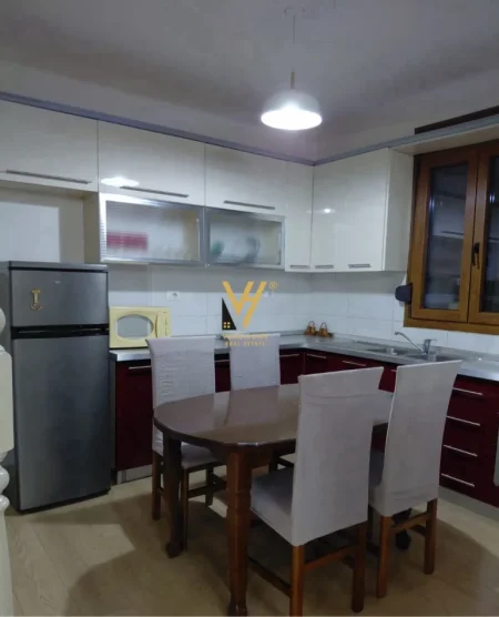 Tirane, jepet me qera apartament 5+1+Ballkon Kati 2, 170 m² 1.300 € (ALI DEMI)
