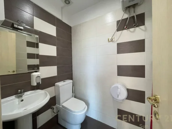 Tirane, jepet me qera zyre Kati 3, 55 m² 1.500 € (Myslym Shyri)