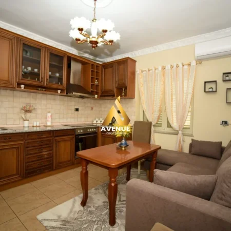 Tirane, jepet me qera apartament 2+1 Kati 0, 880 m² 610 € (RRUGA PROKOP MYZEQARI)