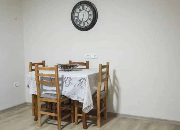 Tirane, jepet me qera apartament 3+1 Kati 2, 110 m² 625 € (rruga bardhyl)