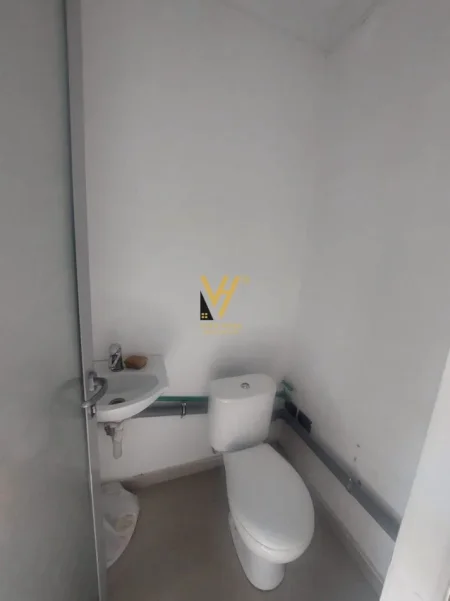 Tirane, jepet me qera zyre Kati 1, 60 m² 720 € (PAZARI I RI)