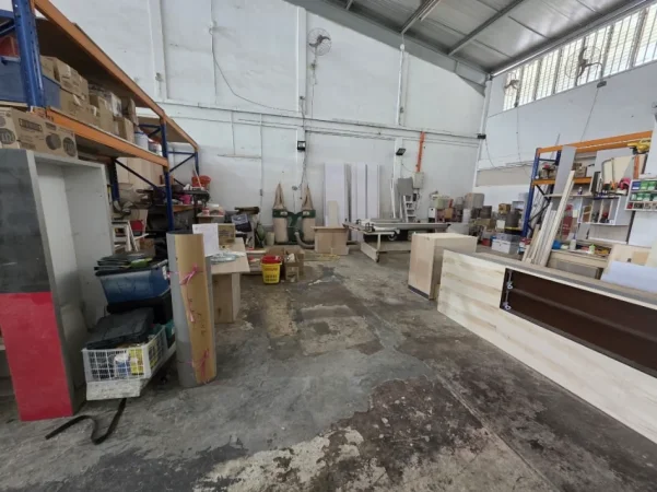 Tirane, jepet me qera magazine Kati 0, 800 m² 2.000 € (Autostrada Tirane- Durres)