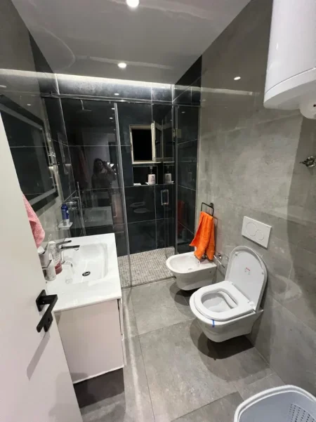 Tirane, jepet me qera apartament 2+1 Kati 7, 84 m² 750 € (Fusha e Aviacionit)