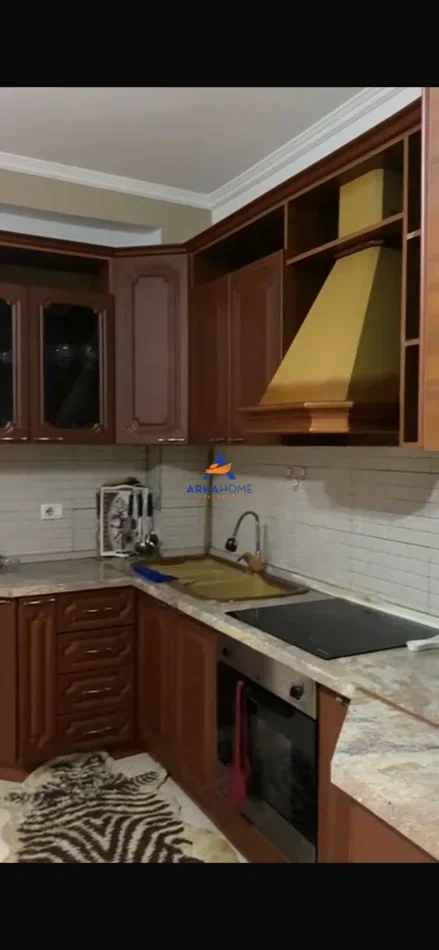 Tirane, jepet me qera apartament 2+1+Ballkon Kati 4, 112 m² 625 € 