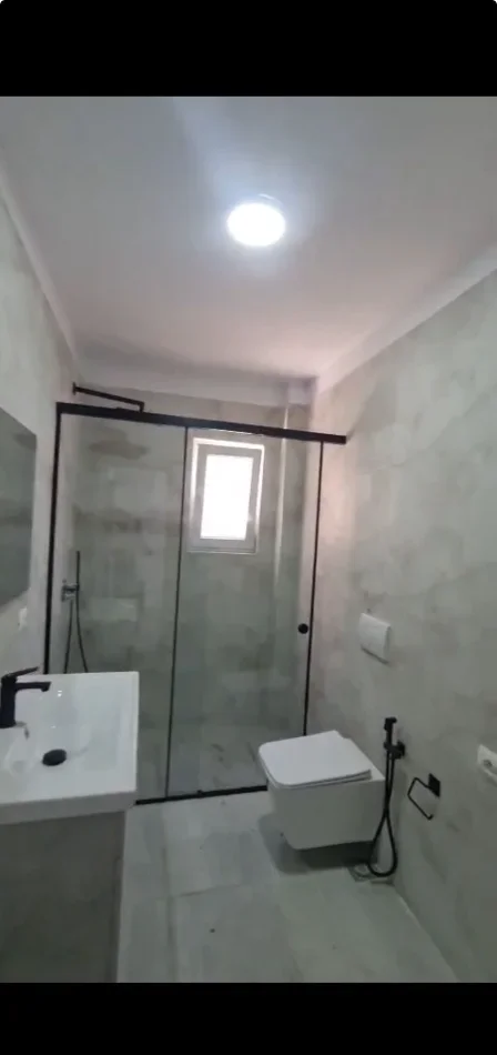 Tirane, jepet me qera zyre Kati 5, 74 m² 680 € (QENDER)