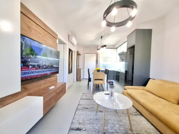 Apartament modern për qira te Pallati Ferrarit – Stadiumi Dinamo 1+1 me 2 ballkone, 70 m² plot dritë dhe komoditet ✨ Në pallatin më të mirë të zonës,