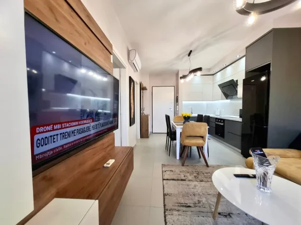 Apartament modern për qira te Pallati Ferrarit – Stadiumi Dinamo 1+1 me 2 ballkone, 70 m² plot dritë dhe komoditet ✨ Në pallatin më të mirë të zonës,