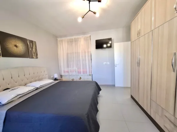 Apartament modern për qira te Pallati Ferrarit – Stadiumi Dinamo 1+1 me 2 ballkone, 70 m² plot dritë dhe komoditet ✨ Në pallatin më të mirë të zonës,