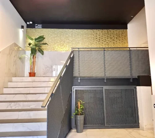 Apartament modern për qira te Pallati Ferrarit – Stadiumi Dinamo 1+1 me 2 ballkone, 70 m² plot dritë dhe komoditet ✨ Në pallatin më të mirë të zonës,