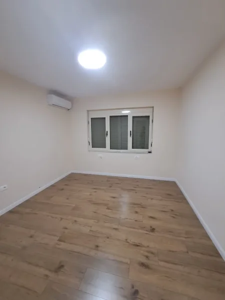 Tirane, jepet me qera zyre Kati 2, 80 m² 900 € (rruga e dibres)
