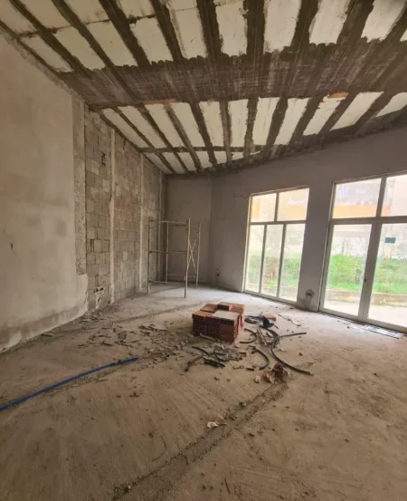 Tirane, shitet dyqan Kati 0, 120 m² 270.000 € (LIQENI THATE)