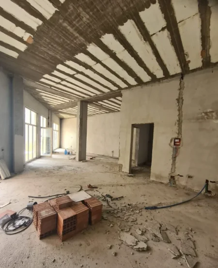 Tirane, shitet dyqan Kati 0, 120 m² 270.000 € (LIQENI THATE)