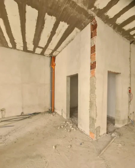 Tirane, shitet dyqan Kati 0, 120 m² 270.000 € (LIQENI THATE)