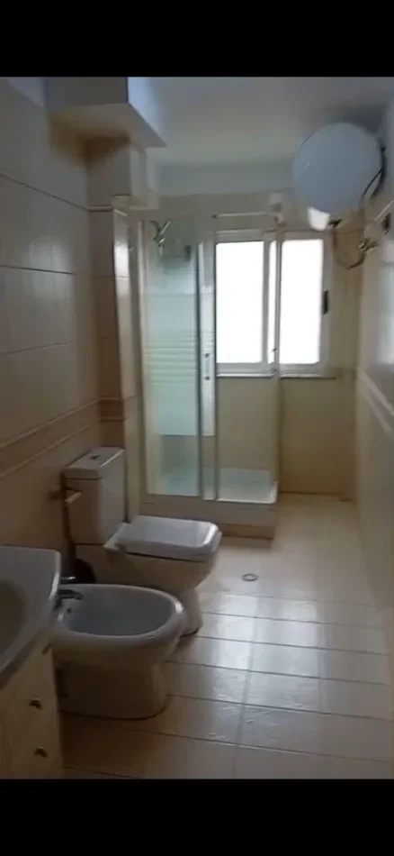 Tirane, jepet me qera apartament 2+1 Kati 3, 85 m² 600 € (XHAMLLIK)
