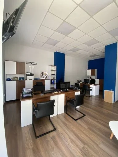 Tirane, jepet me qera dyqan Kati 0, 32 m² 750 € (ish fusha e aviacionit)