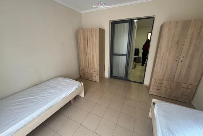 Tirane, jepet me qera apartament 3+1 Kati 2, 120 m² 575 € (rruga bardhyl)