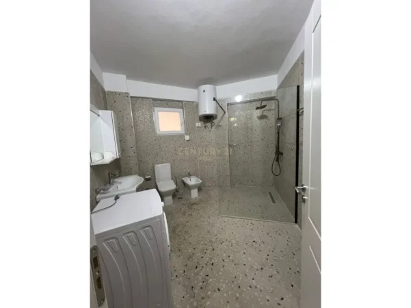 Tirane, jepet me qera zyre Kati 1, 127 m² 1.200 € (Garda)